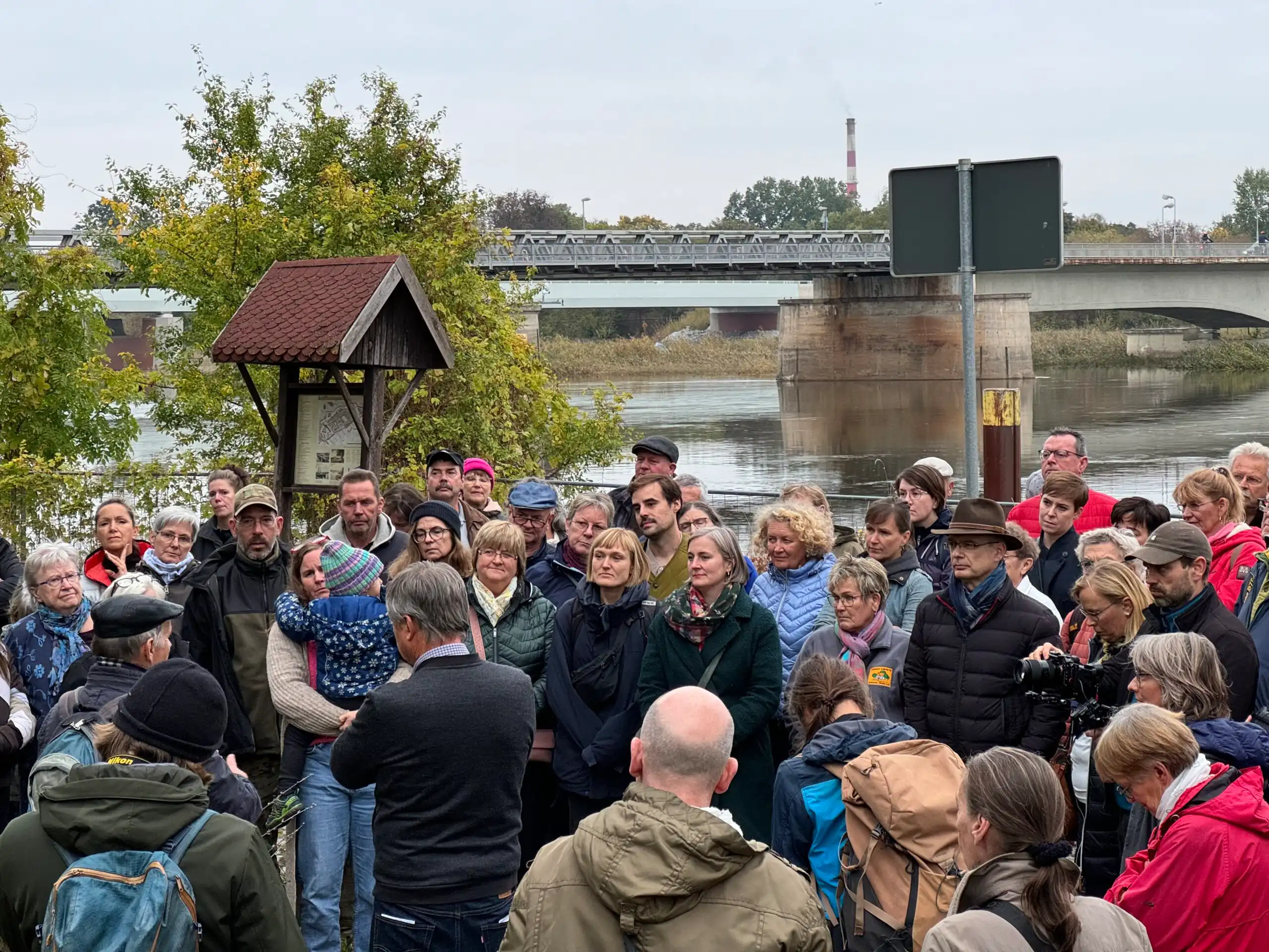 Etwa 50 Personen stehen am Ufer der Oder in Küstrin-Kietz. Im Rahmen des Moving Labs haben sie am 6. Oktober die "Russeninsel" besucht.