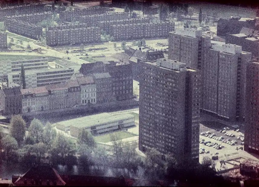 Stadtmitte von Ost-Berlin mit Blick auf die Fischerinsel und die dort stehenden Plattenbauten.