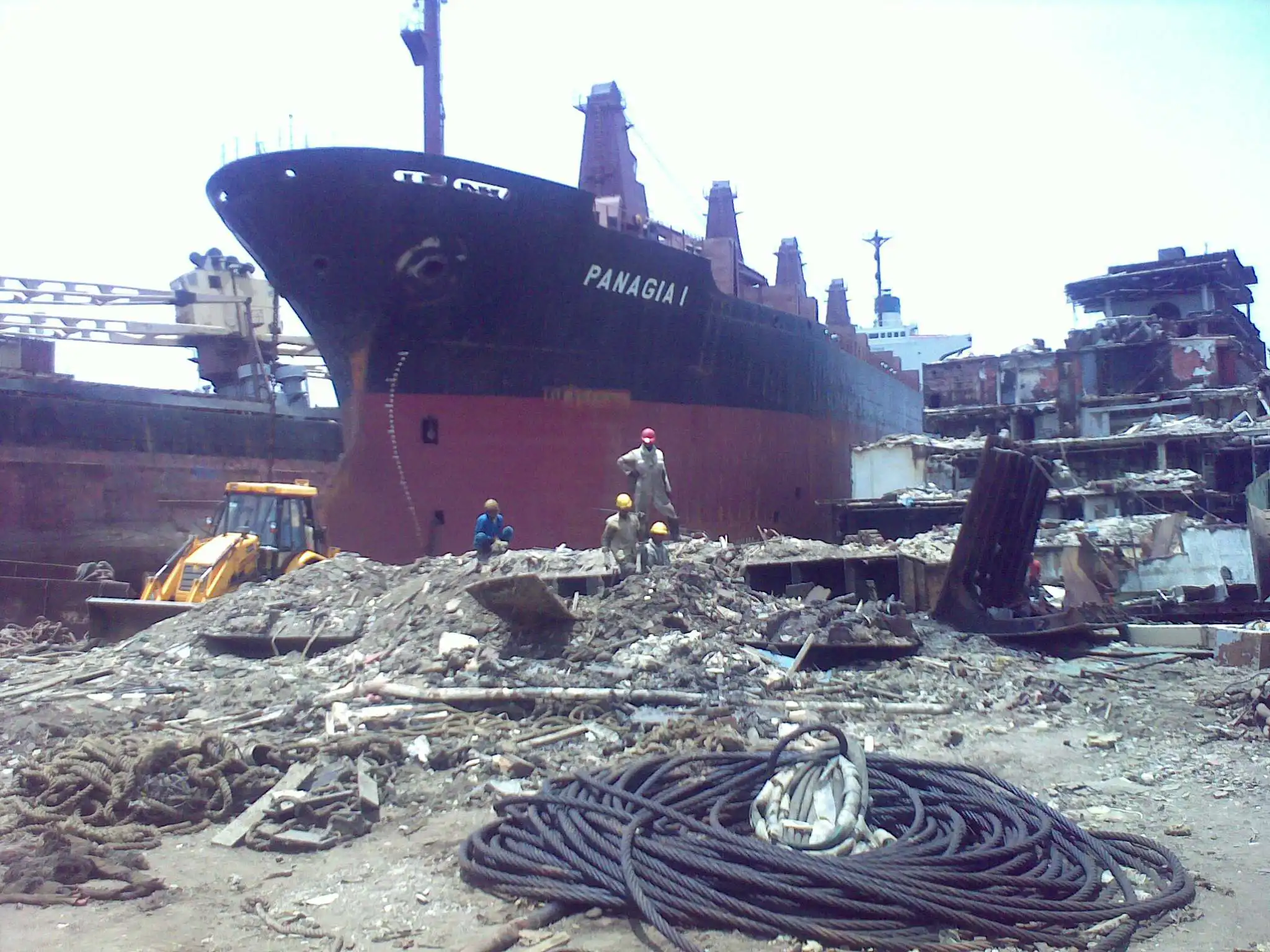 Ein Schiff wird in einer Werft abgewrackt.
