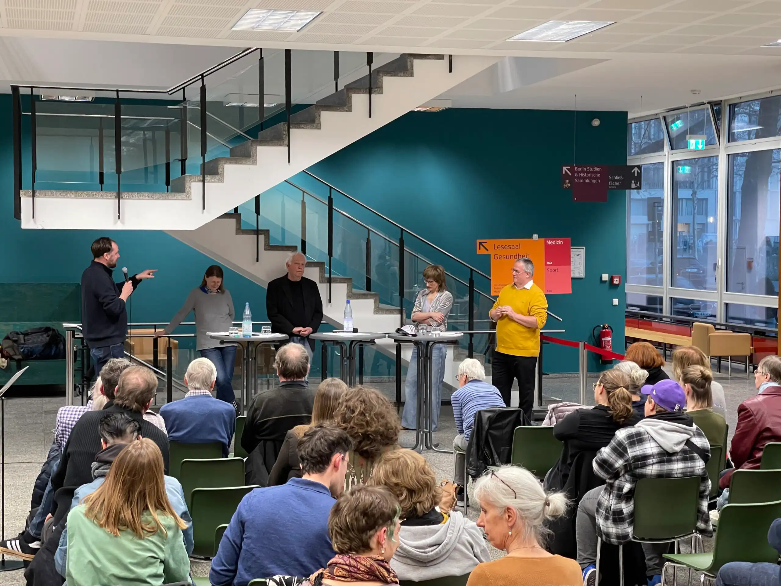Podiumsdiskussion in der Berliner Stadtteilbibliothek Mitte mit (v.l.n.r.): Hanno Hochmuth (ZZF POtsdam, Leibniz-Lab), Ines Hahn (Stadtmuseum Berlin), Dimitri Hegemann (Berliner Clubcommission), Judith Prokasky (Humboldt Forum) und Harald Engler (IRS Erkner).