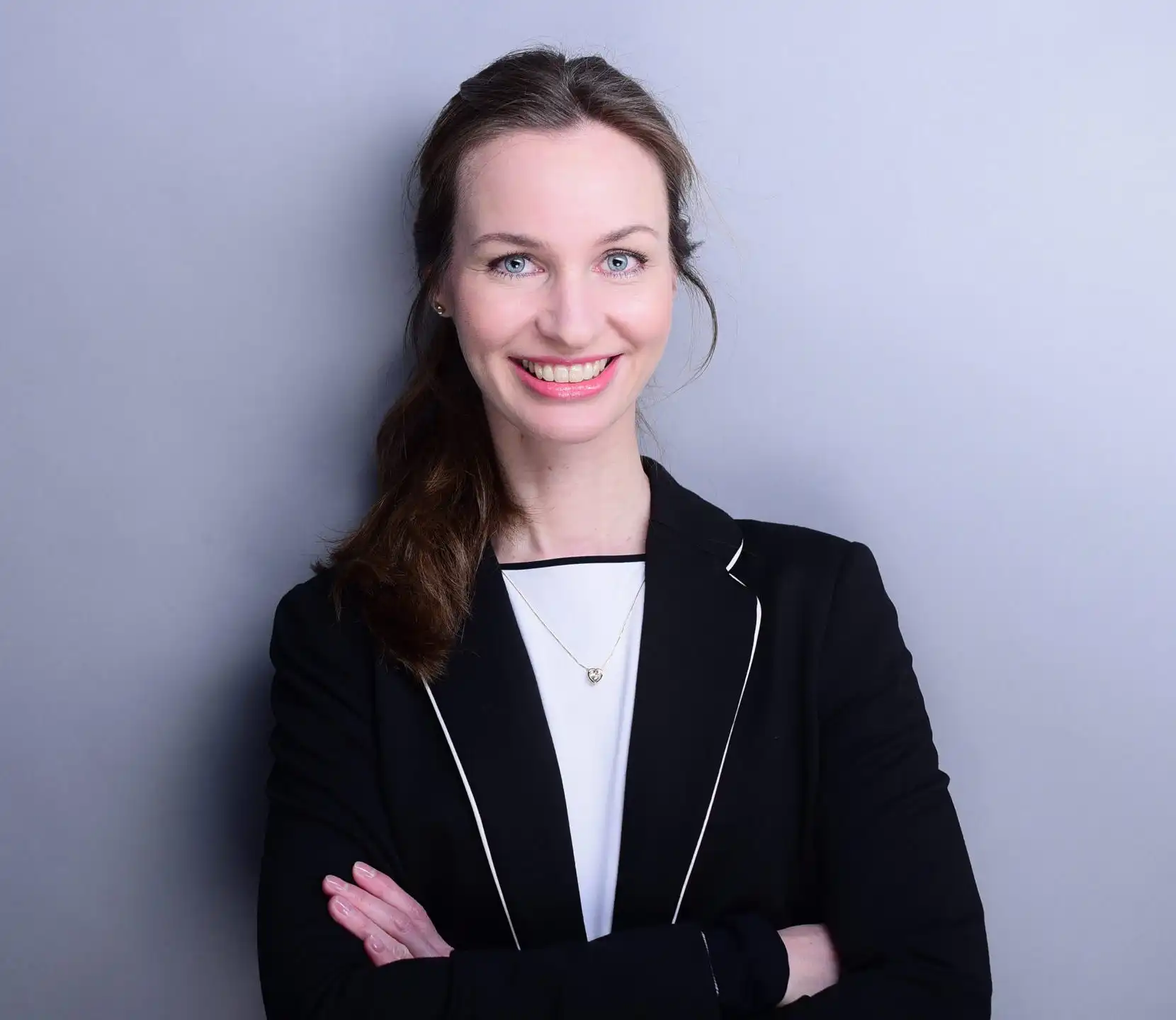 Porträtfoto der Pressesprecherin und Wissenschaftlerin Jessica Adolf vom Deutschen Schifffahrtsmuseum (DSM).