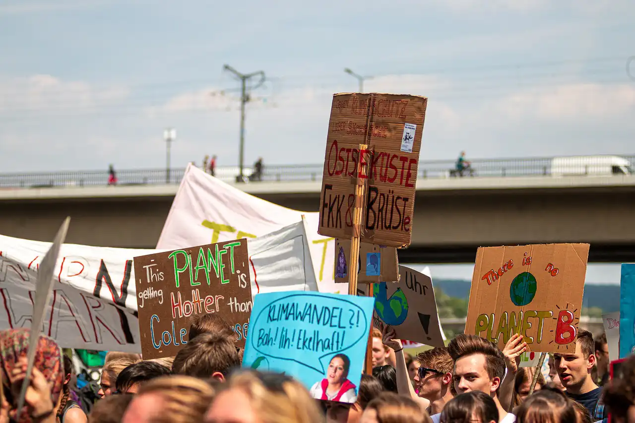 Plakate auf einer Demonstration von Fridays For Future.