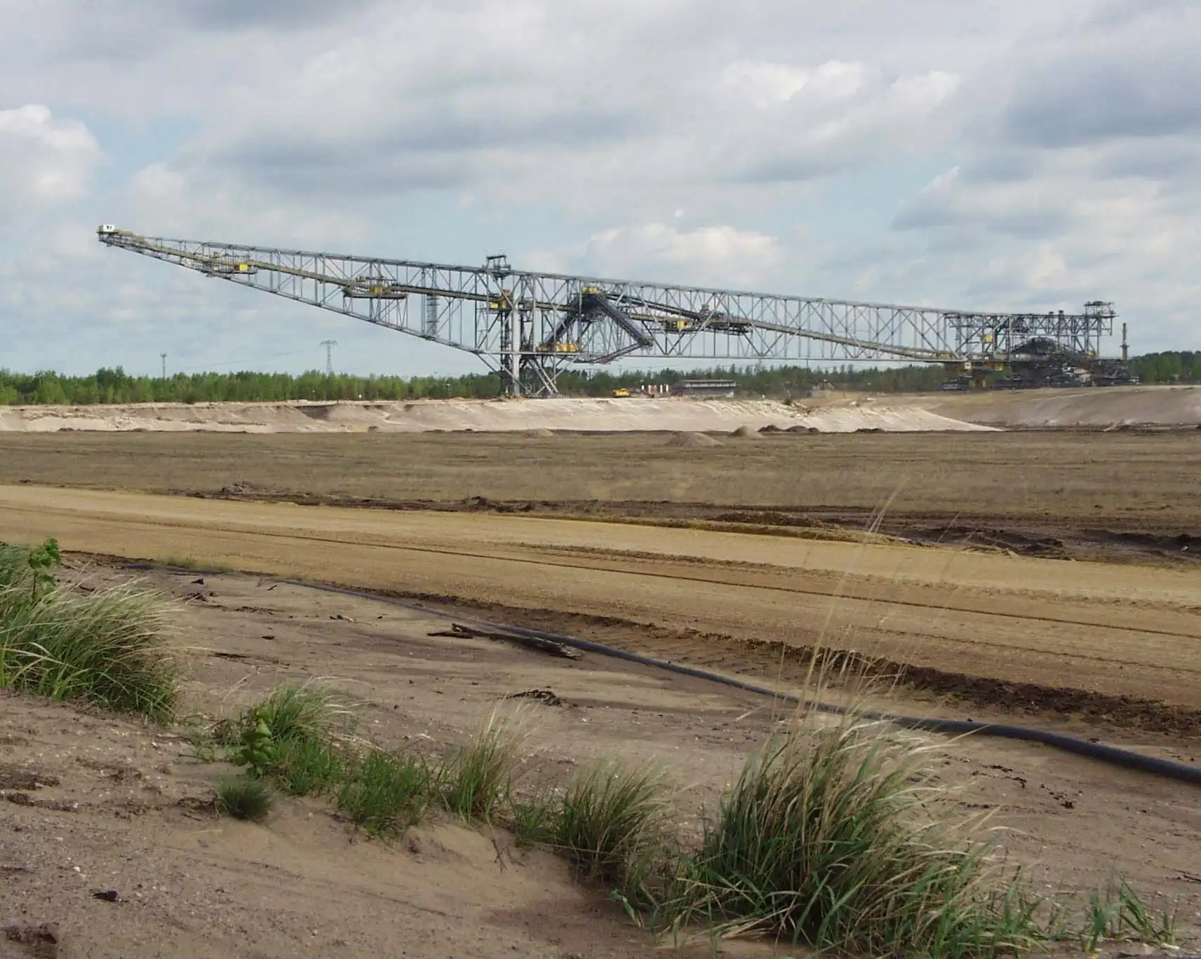 Ein Kran auf einem Tagebau in Brandenburg.