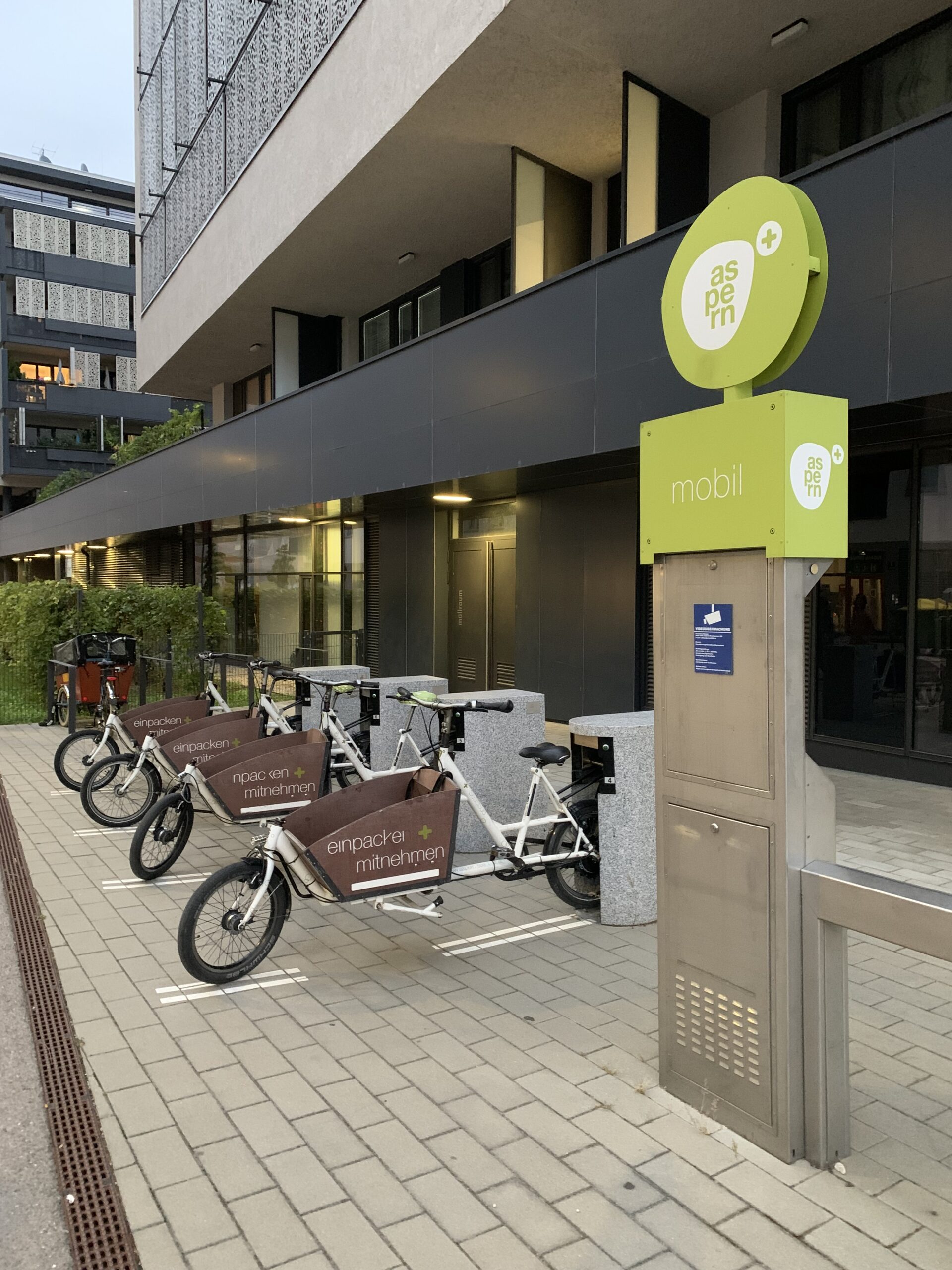Eine Station für Lastenräder zum Ausleihen.