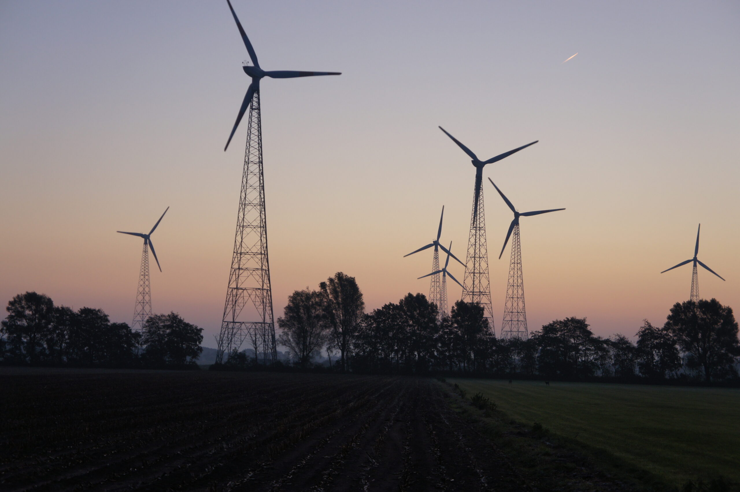 Windräder bei Sonnenuntergang