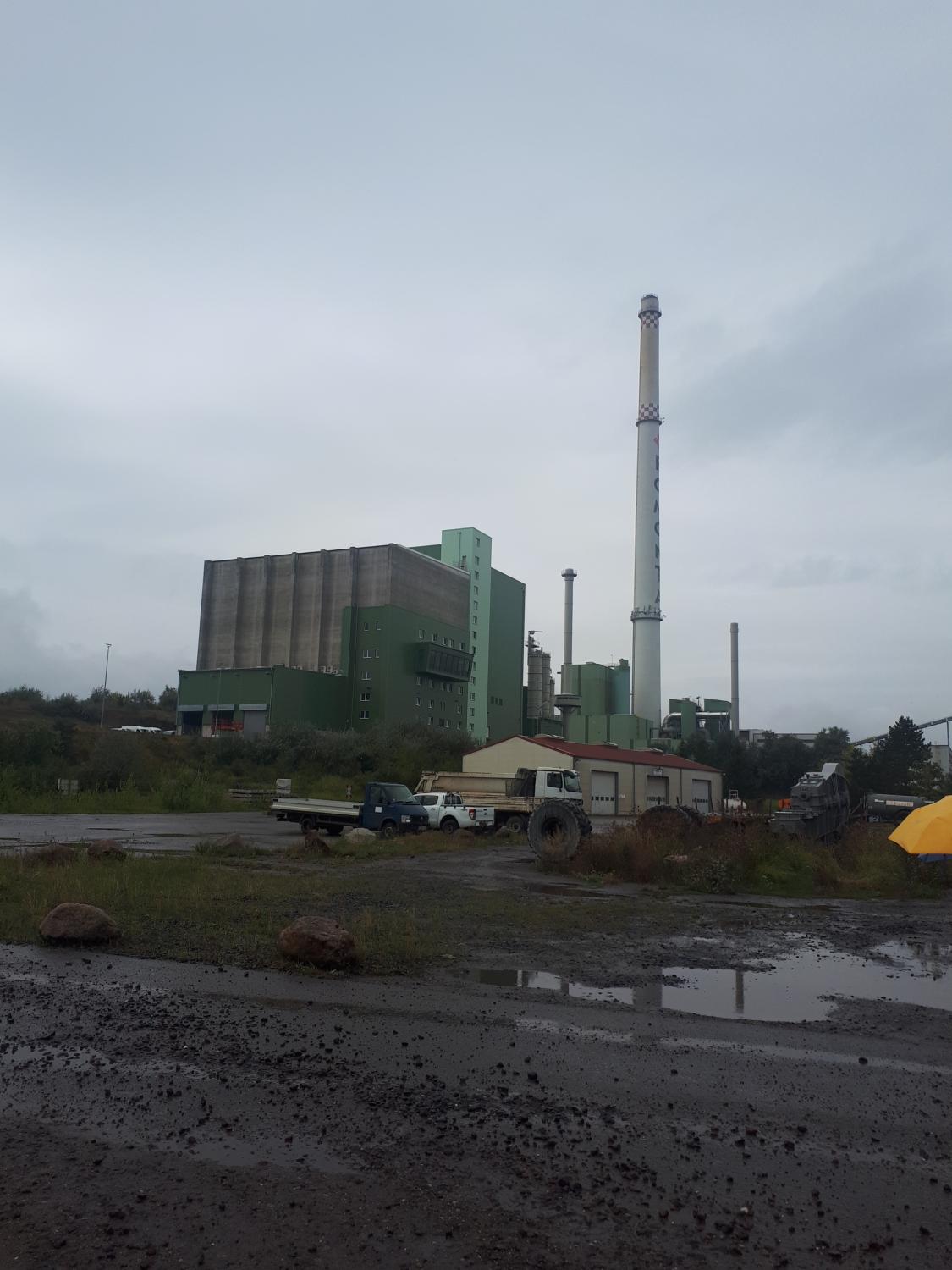 Ein Fabrikgebäude mit einem Schlot, gebaut etwa in der zweiten Hälfte des 20. Jahrhunderts.