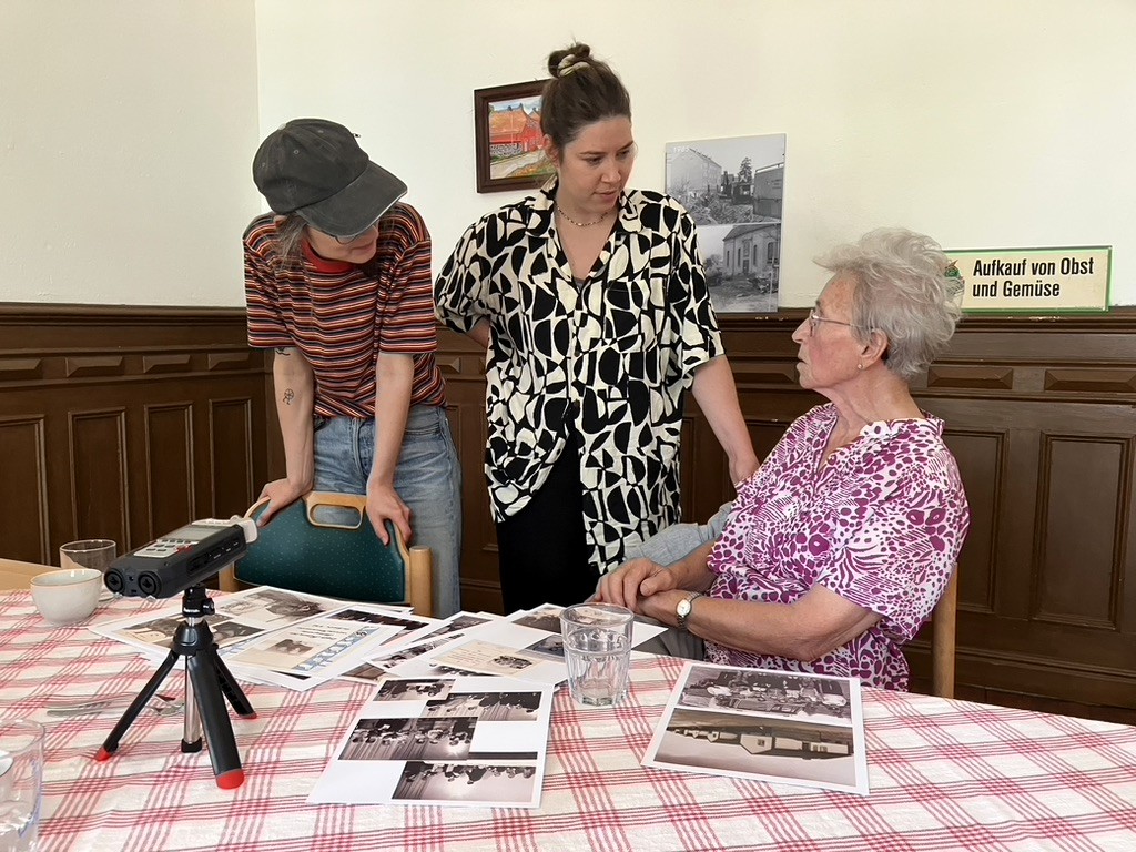 Luise Meier und Josefa Baum im Gespräch mit Hermine Zuber, ehemalige Köchin im Schloss Rothenklempenow.