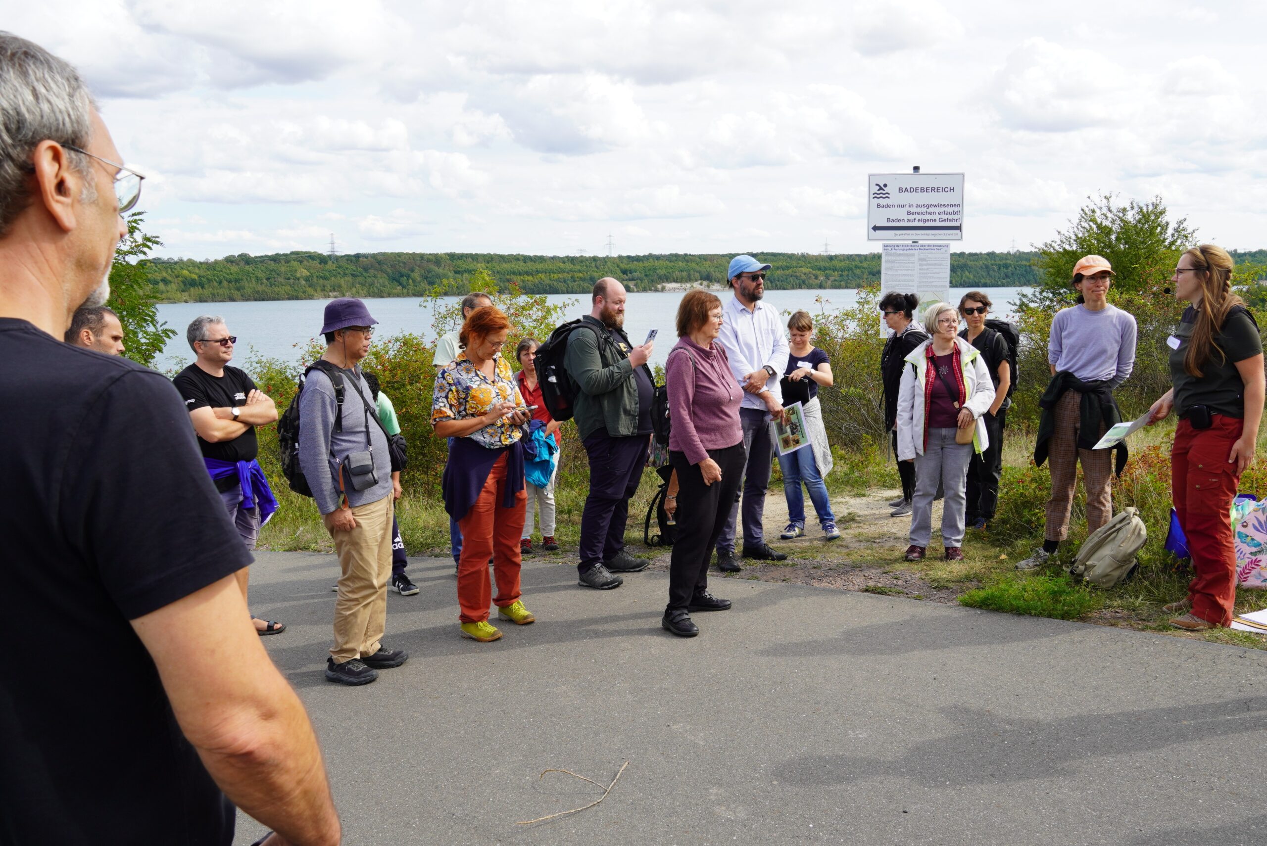 Die Teilnehmenden des Moving Labs stehen am Bockwitzer See bei Borna.