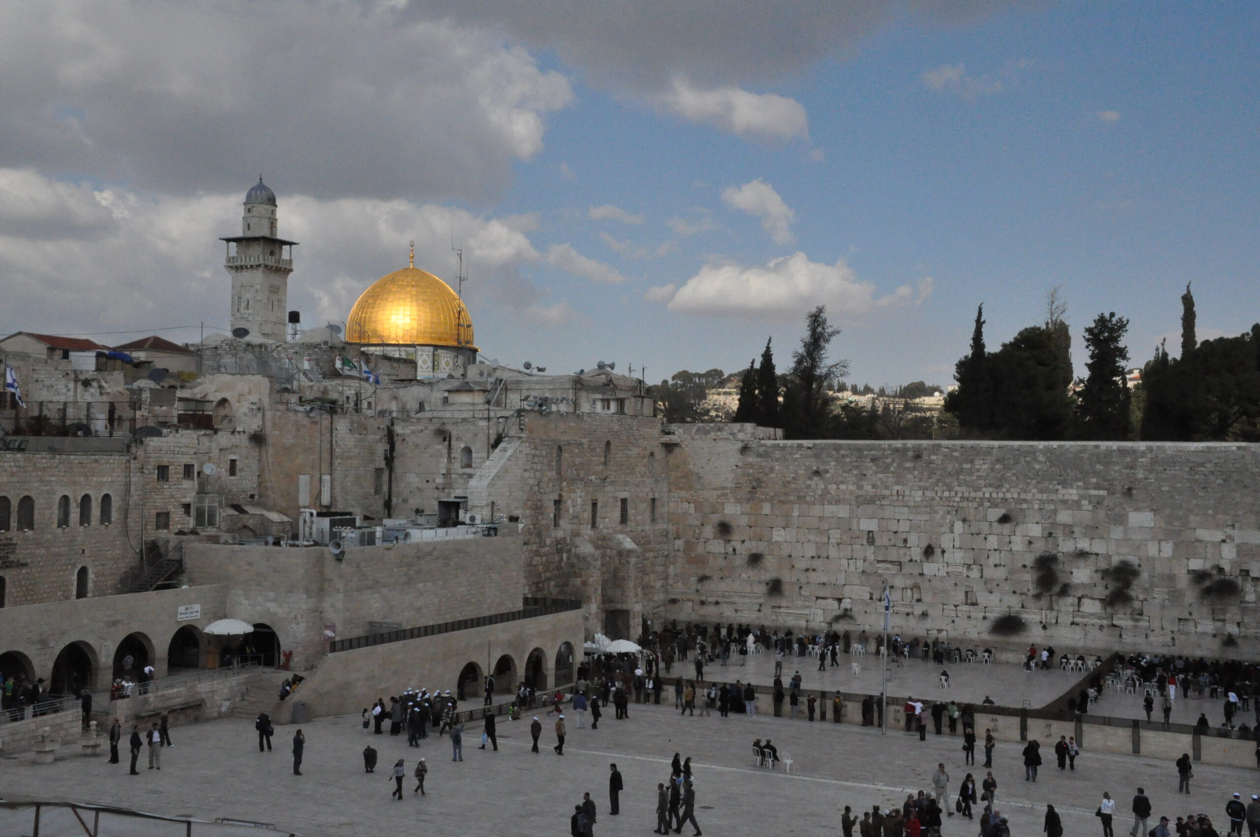 Blick auf den Tempelberg mit der Klagemauer, dem Felsendom (Qubbat az-Zahra) und der al-Aqsa-Moschee in Ostjerusalem