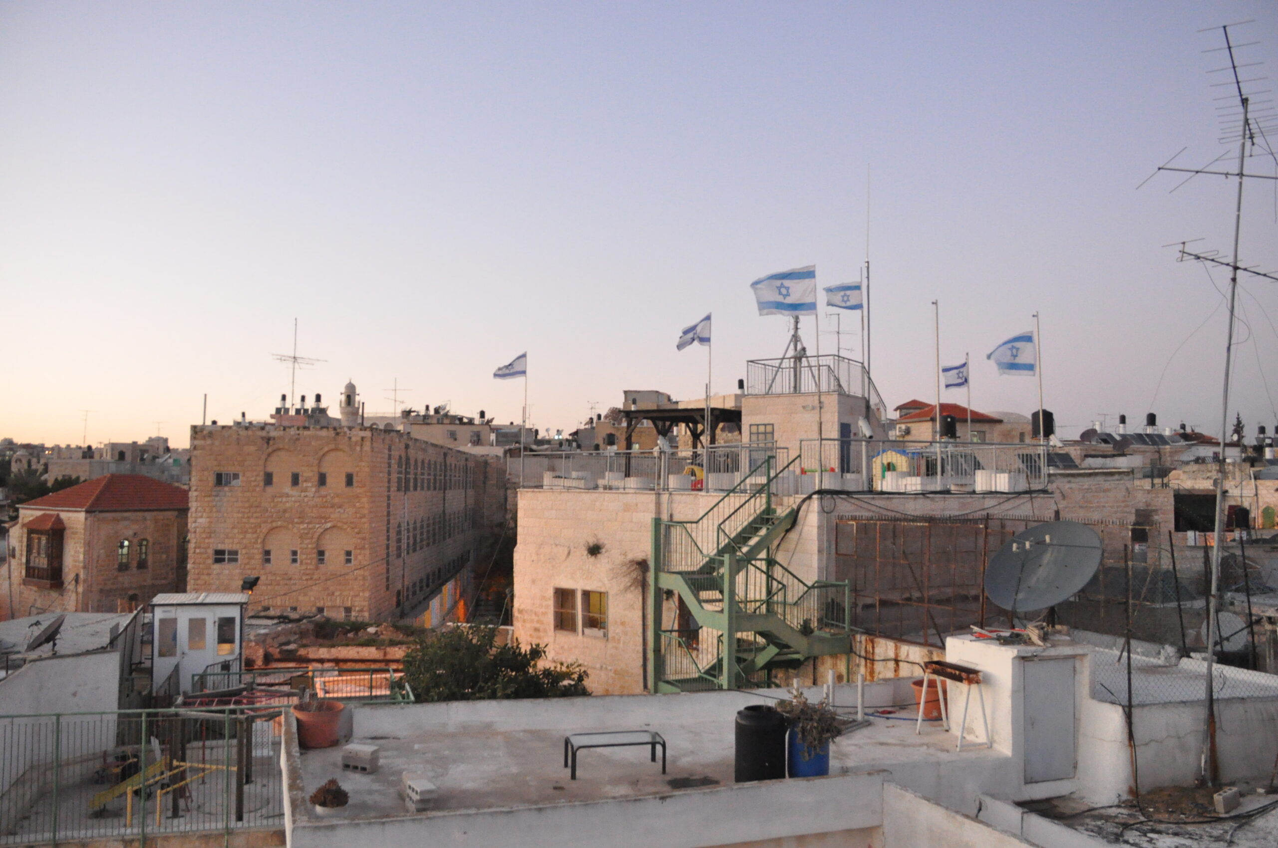 Israelische Flaggen wehen auf dem Dach eines Hauses in Ostjerusalem.