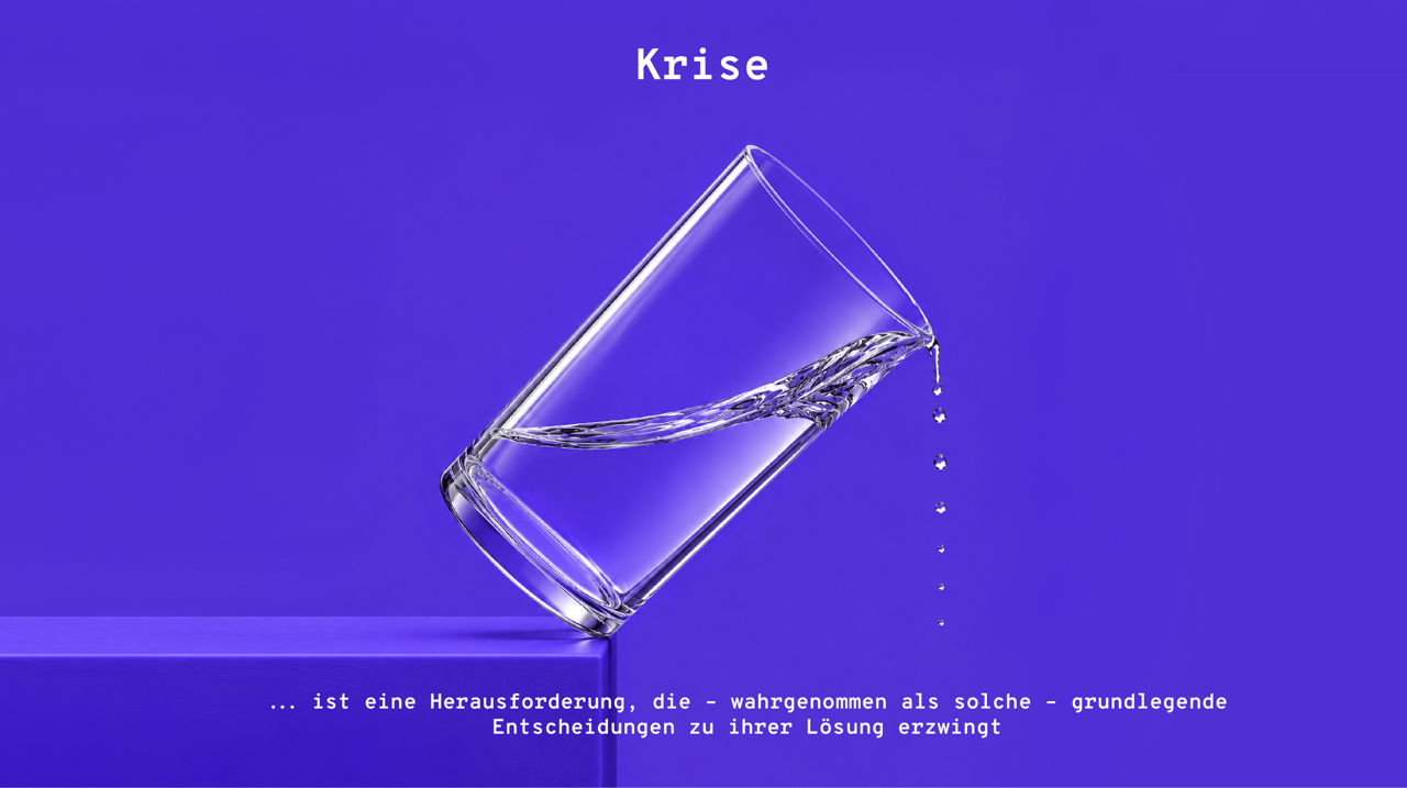 Ein Glas Wasser kippt von einer Oberfläche und einige Wassertropfen fallen schon runter. Copyright:Eva Leonhard