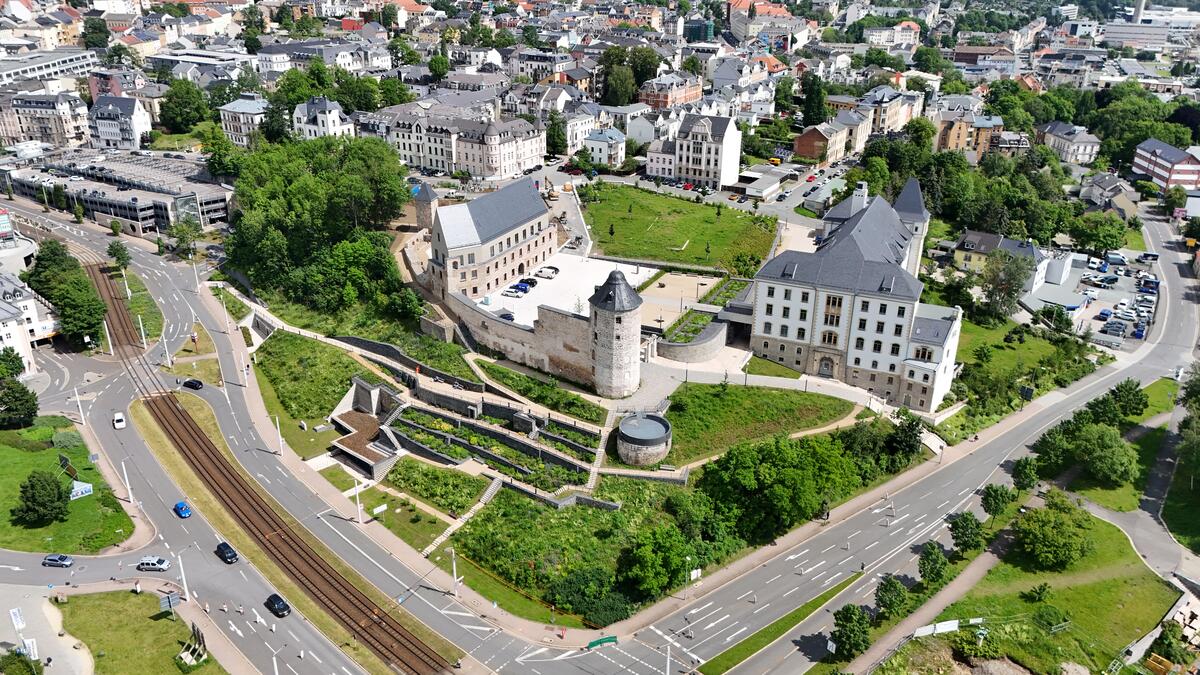 Gelände des Schlosshangs mit Blick auf die Berufsakademie Plauen