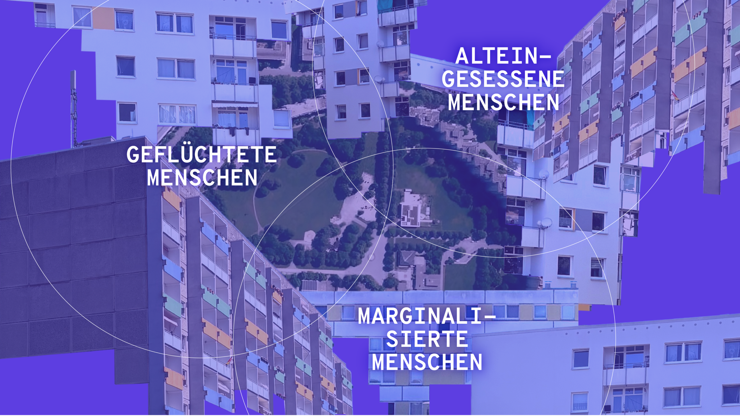Eine Collage aus Fotografien, die Plattenbauten und Gr&uuml;nfl&auml;chen zeigen. Dazwischen an den R&auml;ndern leere Freifl&auml;chen, wo der violette Bildhintergrund sichtbar wird. Vor der Collage sind drei Kreise zu sehen, die f&uuml;r die drei verschiedenen Gruppen stehen: Alteingesessene, Gefl&uuml;chtete und Marginalisierte Menschen. Alle drei Kreise &uuml;berlappen sich zum Teil.