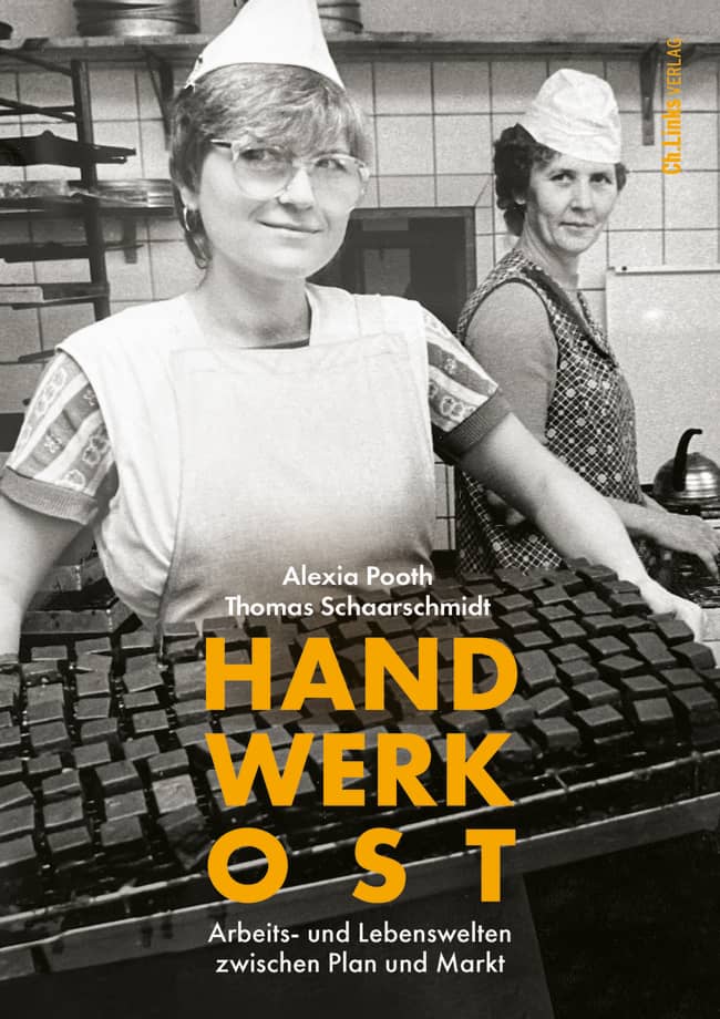 Schwarzweißbild von zwei Frauen, die im handwerk arbeiten- Buchcover