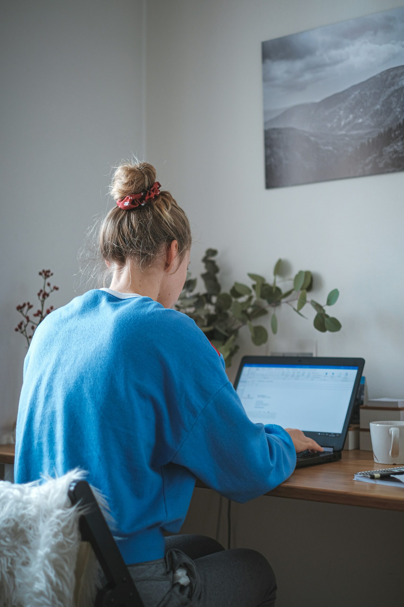 Frau sitzt am Laptop