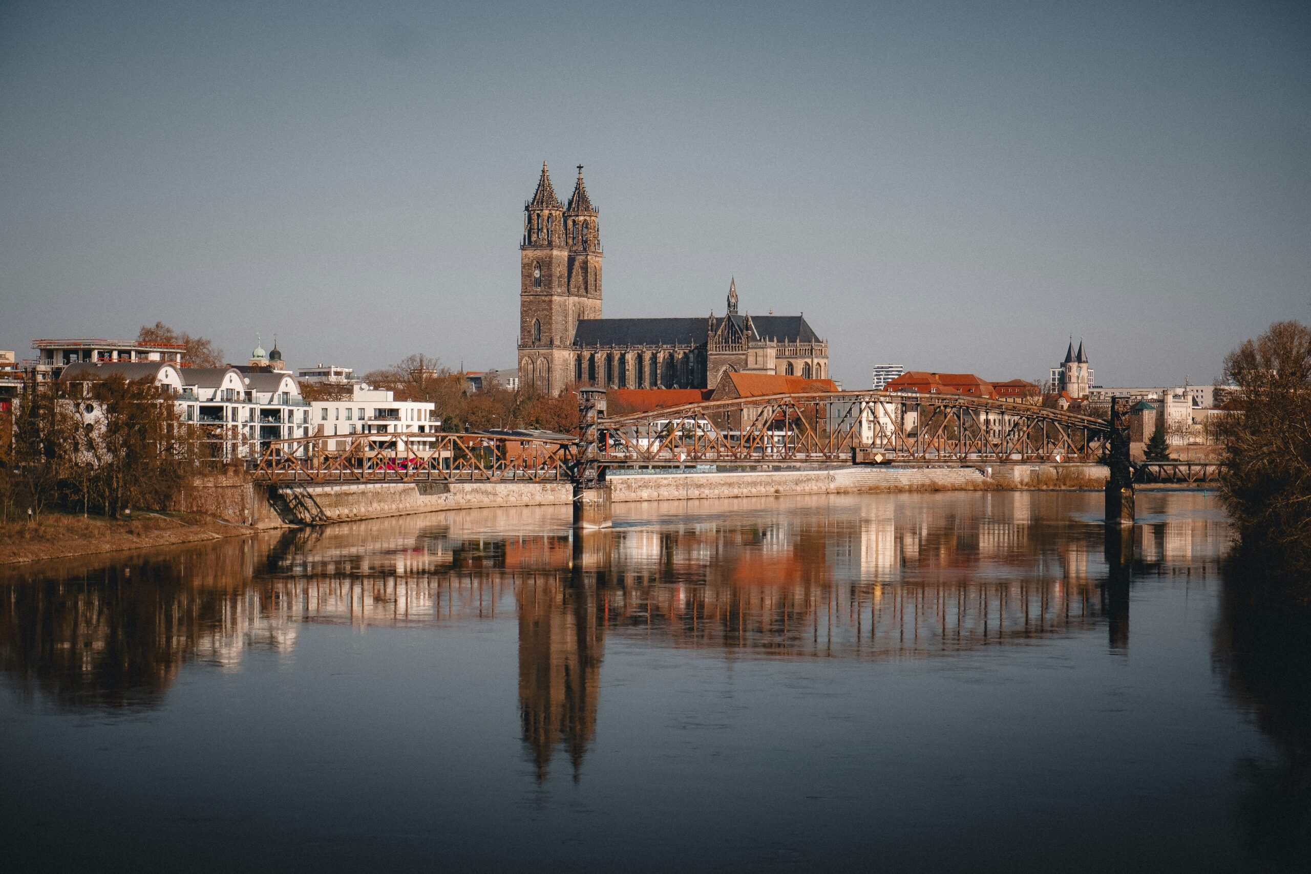 Blick auf Magdeburg und den Dom vom Elbufer aus.